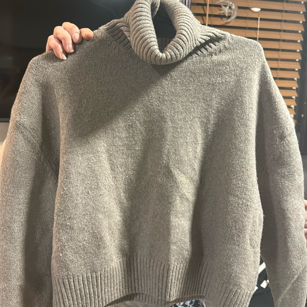 H & M sweater only worn once Size M